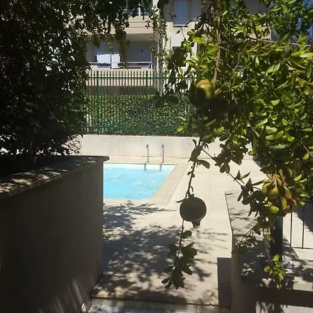 Grand Studio Avec Piscine Apartment *